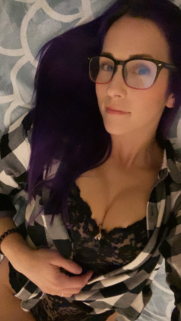 Busty Girls (56 pics)