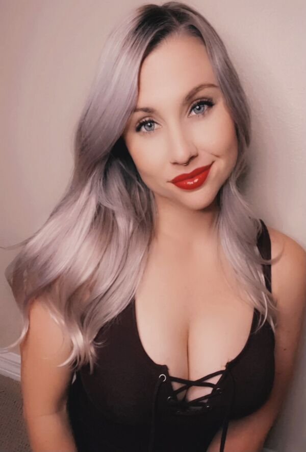 Busty Girls (56 pics)