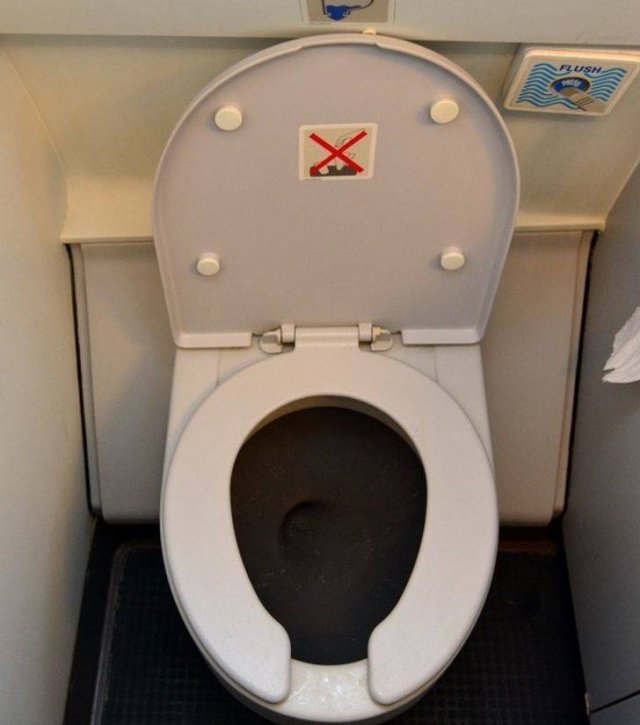 Flight Attendants Share Airplane Tips (10 pics)