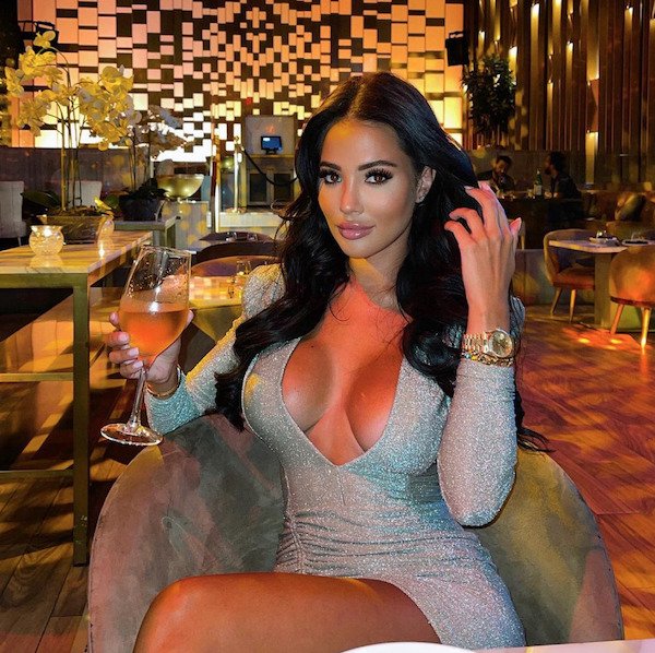 Girls In Tight Dresses (45 pics)