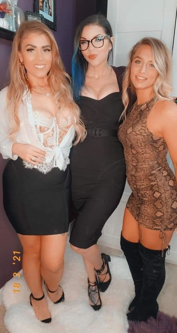 Girls In Tight Dresses (45 pics)