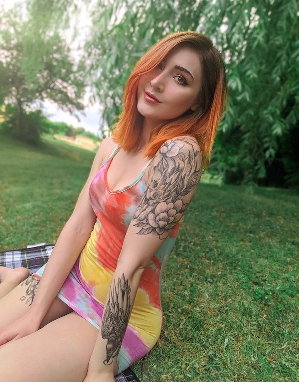 Girls In Tight Dresses (45 pics)