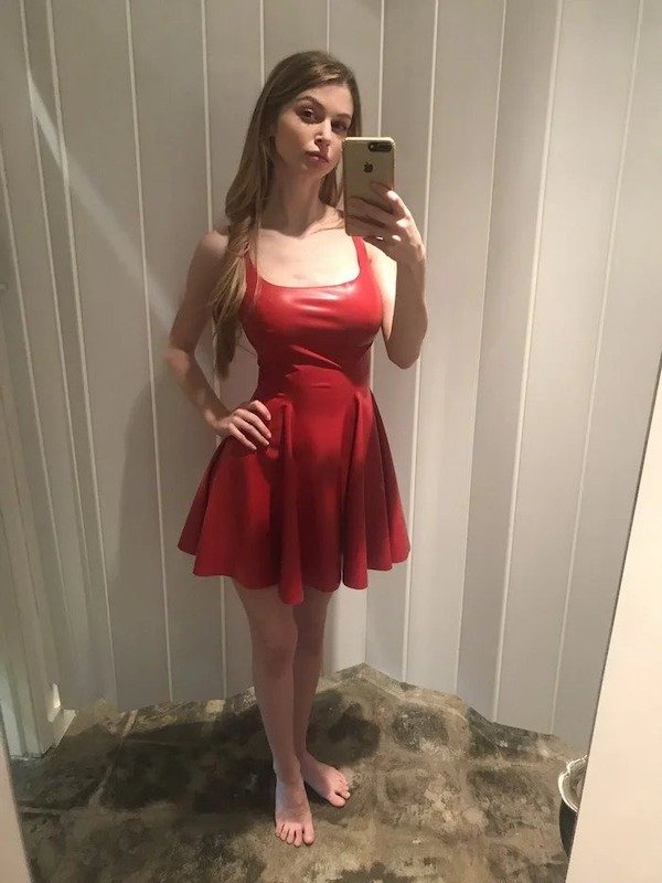 Girls In Tight Dresses (45 pics)