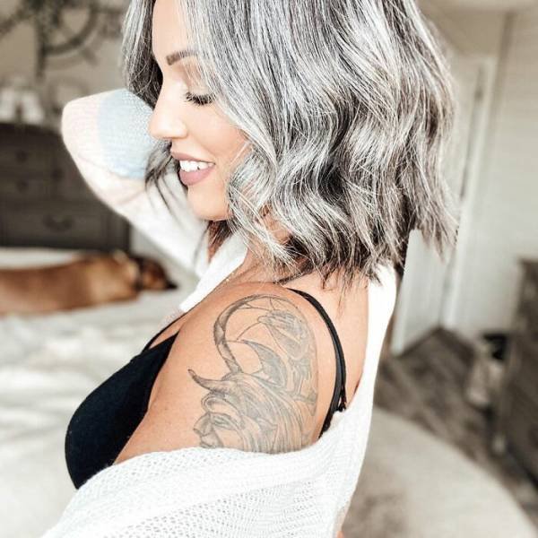 This Woman Decided To Stop Dyeing Her Hair (32 pics)