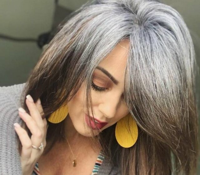 This Woman Decided To Stop Dyeing Her Hair (32 pics)