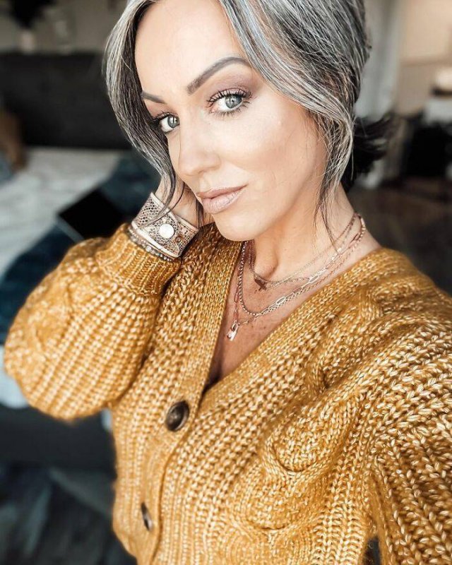 This Woman Decided To Stop Dyeing Her Hair (32 pics)