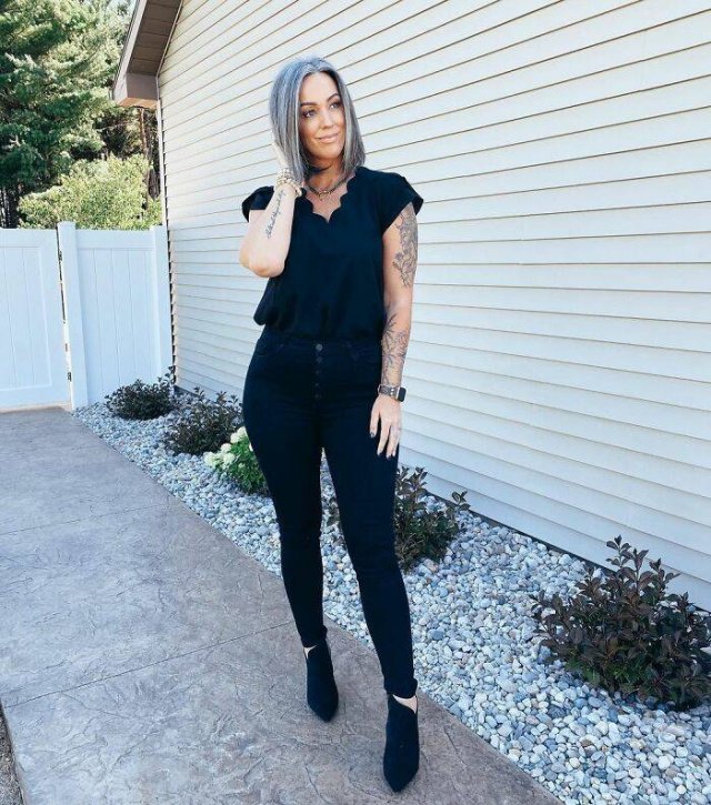 This Woman Decided To Stop Dyeing Her Hair (32 pics)