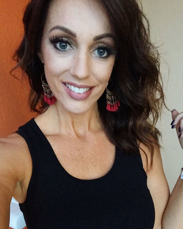 This Woman Decided To Stop Dyeing Her Hair (32 pics)