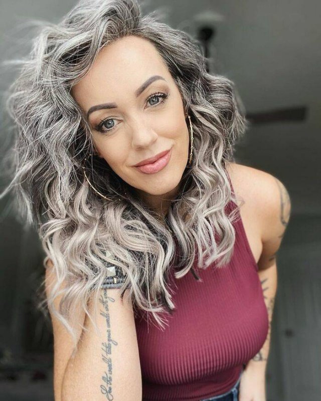 This Woman Decided To Stop Dyeing Her Hair (32 pics)
