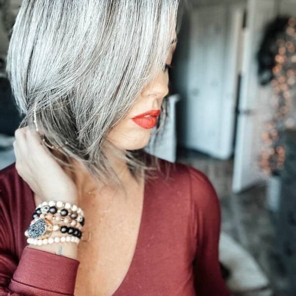 This Woman Decided To Stop Dyeing Her Hair (32 pics)
