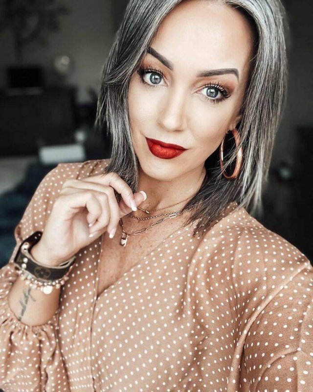 This Woman Decided To Stop Dyeing Her Hair (32 pics)