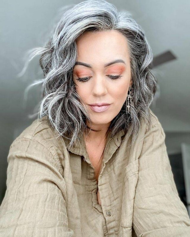 This Woman Decided To Stop Dyeing Her Hair (32 pics)