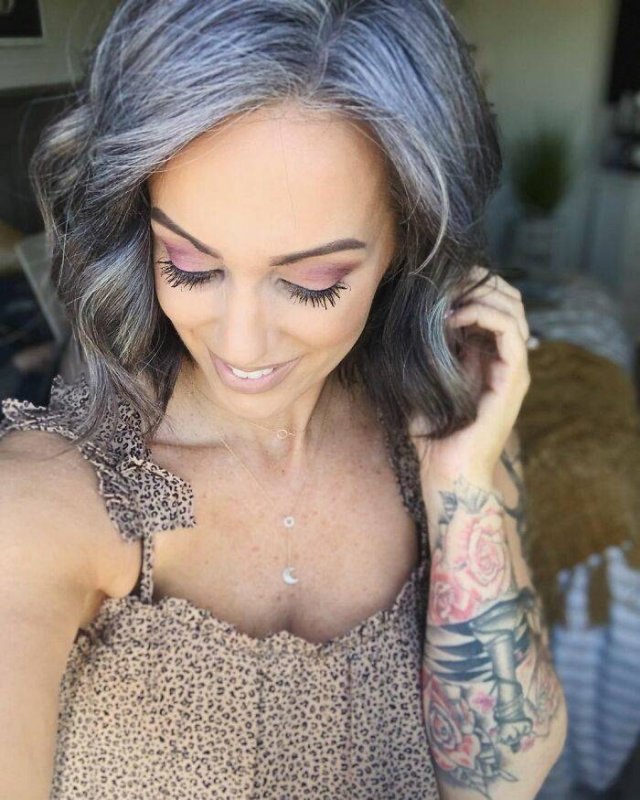 This Woman Decided To Stop Dyeing Her Hair (32 pics)