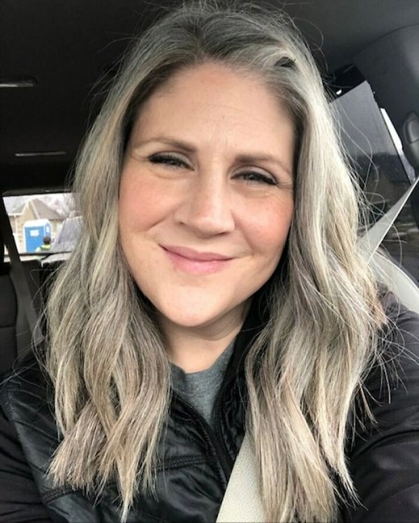 Women Who Decided To Be With Grey Hair (32 pics)