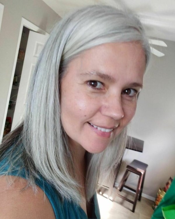 Women Who Decided To Be With Grey Hair (32 pics)