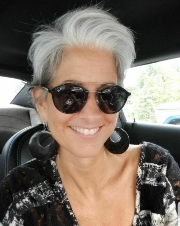 Women Who Decided To Be With Grey Hair (32 pics)