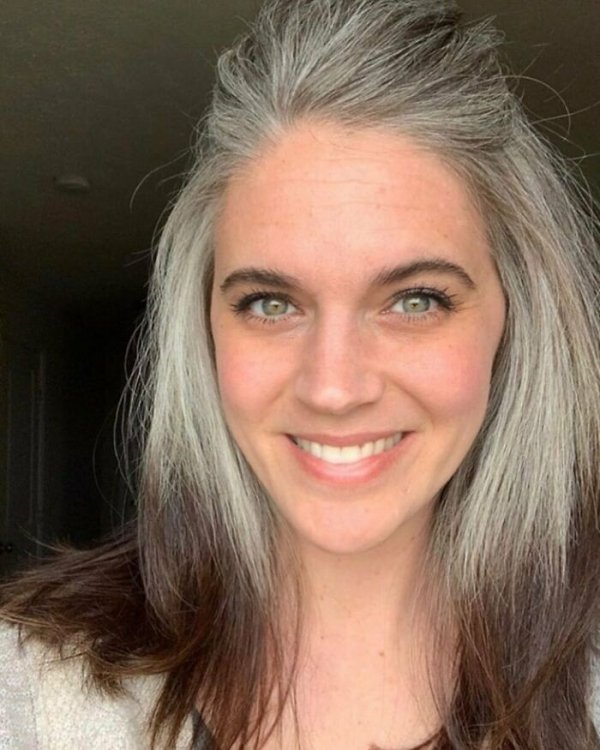 Women Who Decided To Be With Grey Hair (32 pics)