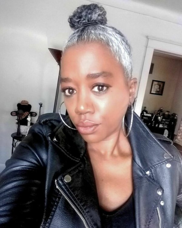 Women Who Decided To Be With Grey Hair (32 pics)