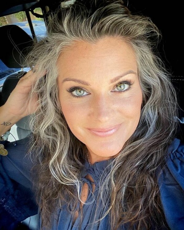 Women Who Decided To Be With Grey Hair (32 pics)