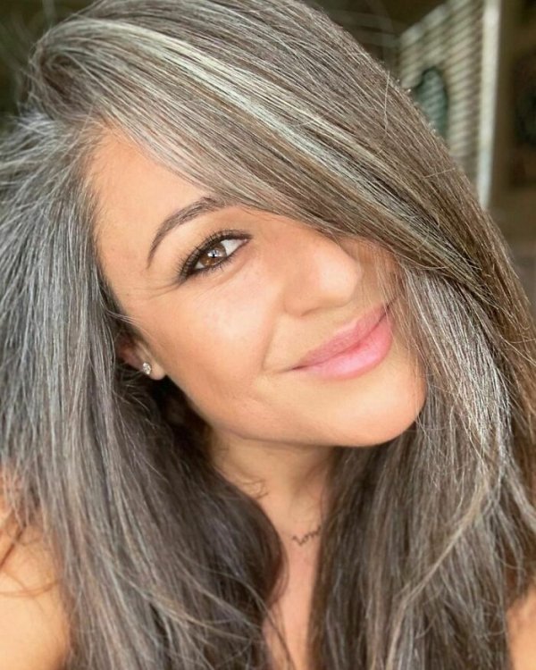 Women Who Decided To Be With Grey Hair (32 pics)