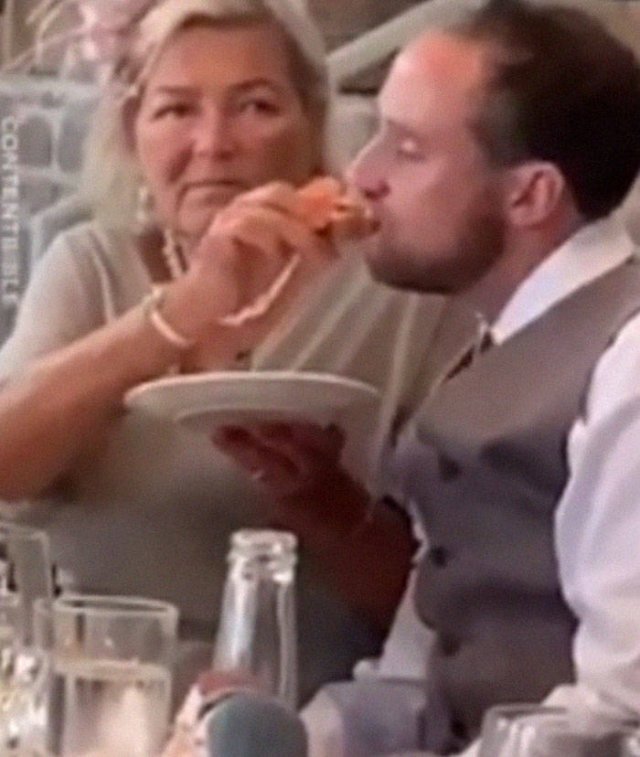 What's Wrong With These Weddings? (33 pics)
