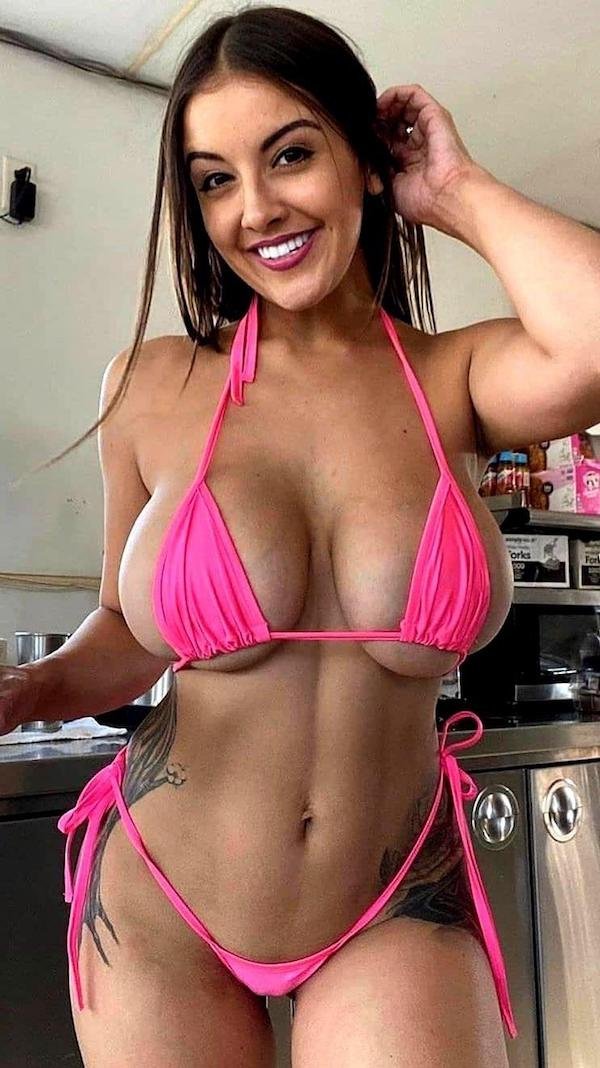 Busty Girls (46 pics)