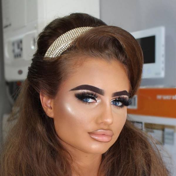 British Makeup Artist Can Turn Herself Into Any Celebrity (23 pics)