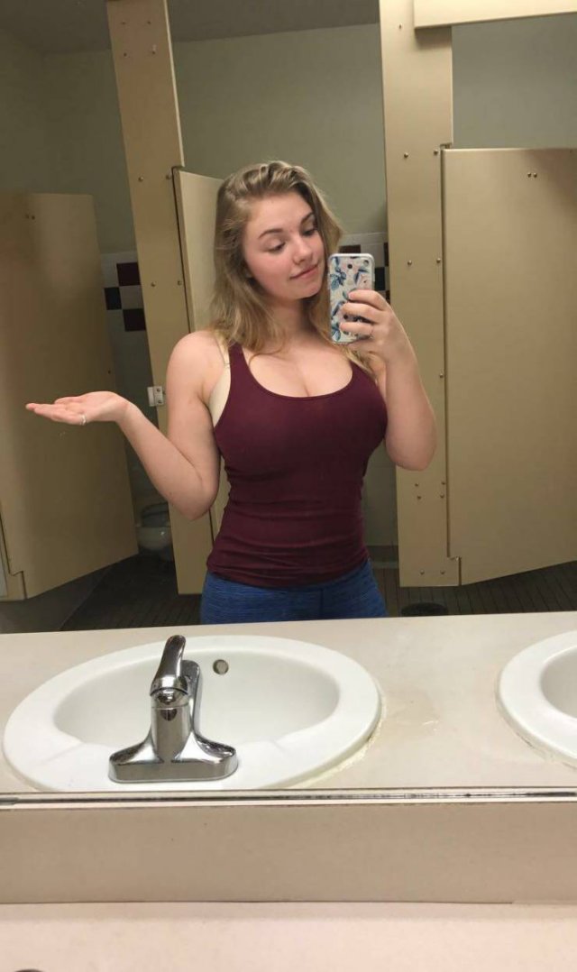 Busty Girls (52 pics)