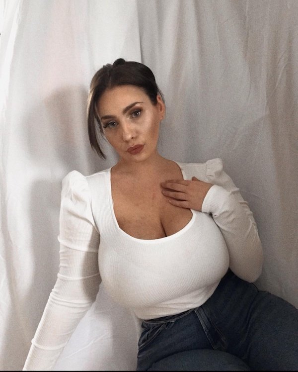Busty Girls (42 pics)