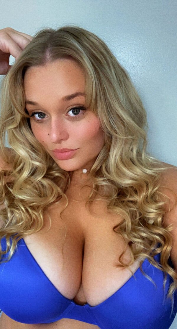 Busty Girls (42 pics)