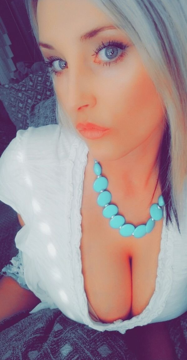 Busty Girls (42 pics)