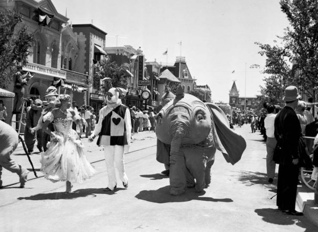 Old Photos Of 'Disneyland' Opening (25 pics)