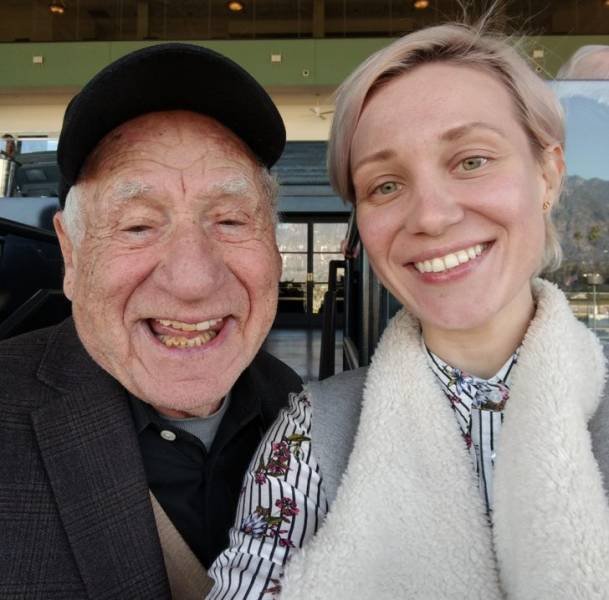 Celebrities Who Like Taking Photos With Their Fans (19 pics) Celebrities Who Like Taking Photos With Their Fans (19 pics)