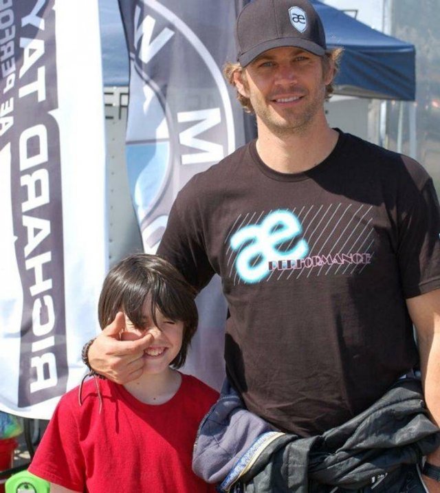 Celebrities Who Like Taking Photos With Their Fans (19 pics) Celebrities Who Like Taking Photos With Their Fans (19 pics)