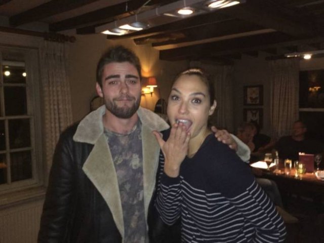 Celebrities Who Like Taking Photos With Their Fans (19 pics) Celebrities Who Like Taking Photos With Their Fans (19 pics)