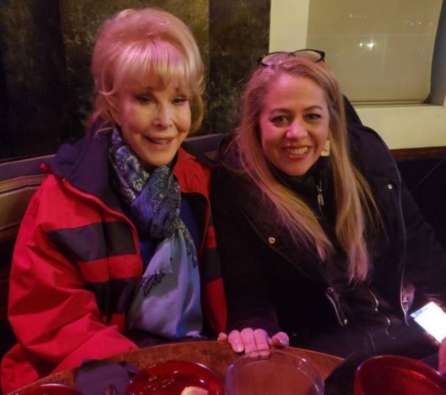 Celebrities Who Like Taking Photos With Their Fans (19 pics) Celebrities Who Like Taking Photos With Their Fans (19 pics)