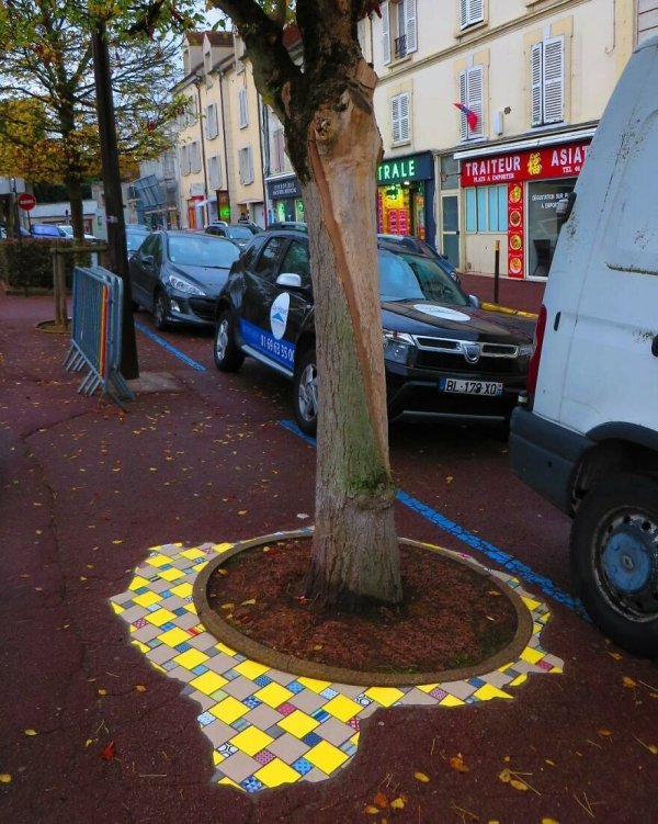 Artist Restores Street Cracks With Beautiful Mosaics (35 pics)