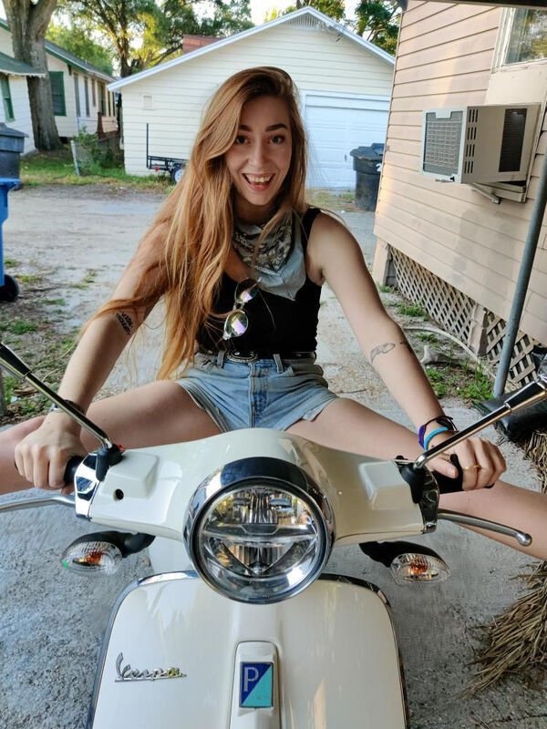 Girls In Short (34 pics)