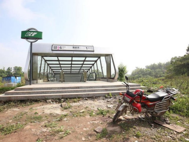 Weird Subway Station In China (8 pics)