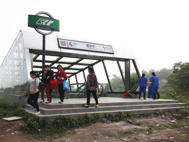 Weird Subway Station In China (8 pics)