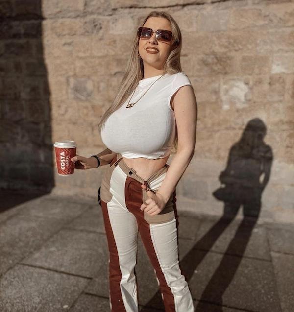 Busty Girls (35 pics)