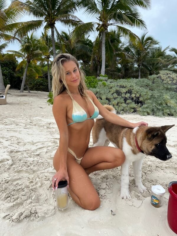 Girls With Dogs (33 pics)