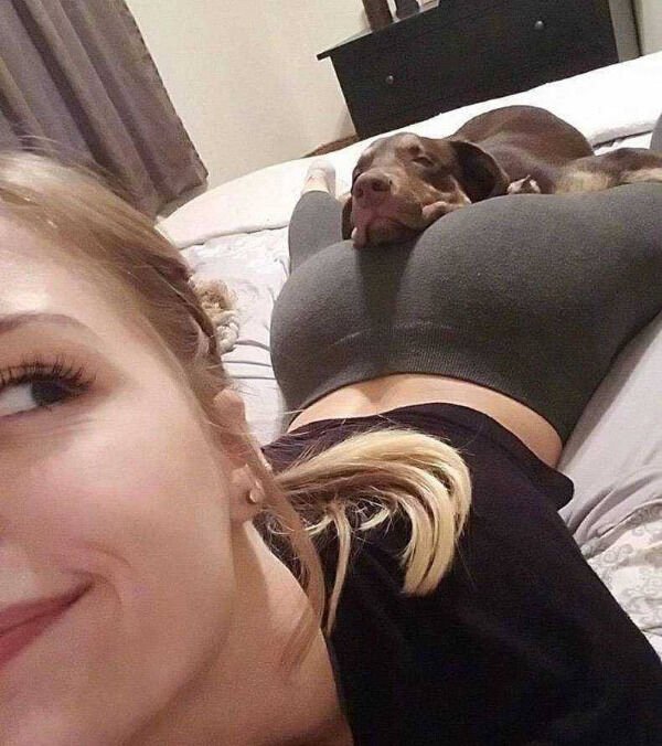 Girls With Dogs (33 pics)