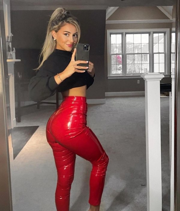 Girls In Latex And Leather (34 pics)