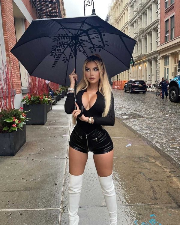 Girls In Latex And Leather (34 pics)
