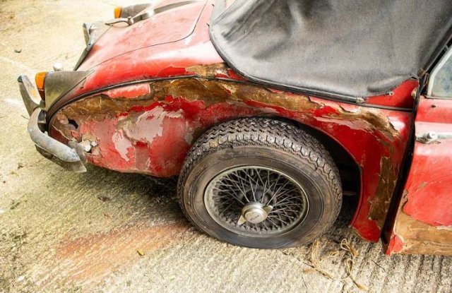 Try To Guess The Price For These Vintage 'Jaguar' Remains (14 pics)