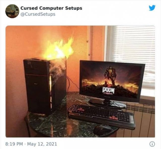 Cursed Computer Setups (29 pics)