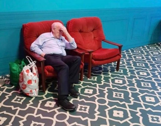 Men Shopping With Their Wives (37 pics)