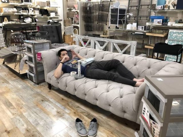 Men Shopping With Their Wives (37 pics)