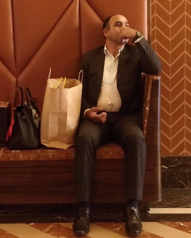 Men Shopping With Their Wives (37 pics)
